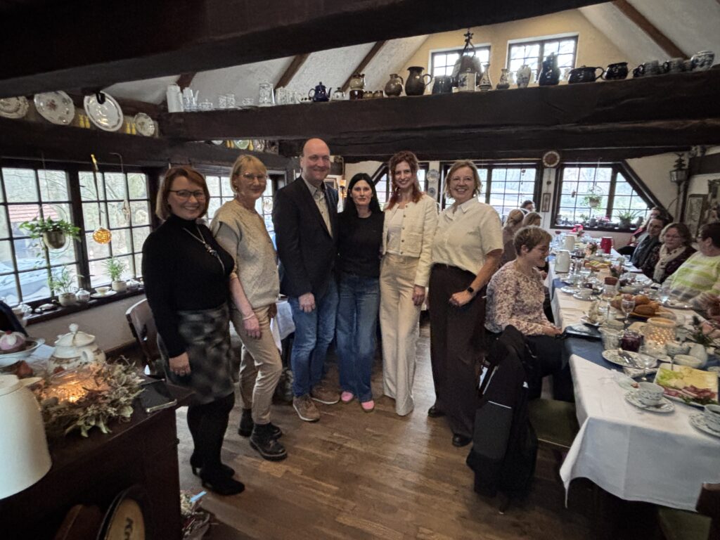 Volles Haus beim Frauenfrühstück der Reihe „Starke Frauen in unserer Mitte“ – Inga Hassenrik zu Gast
